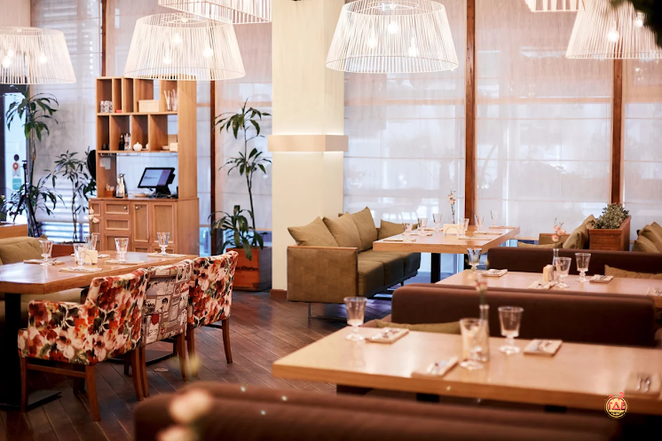 Основной зал в «BONA CAPONA на Комендантском» фотография №18