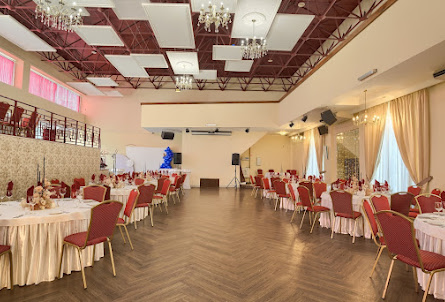 Рубиновый зал в Ореховый зал