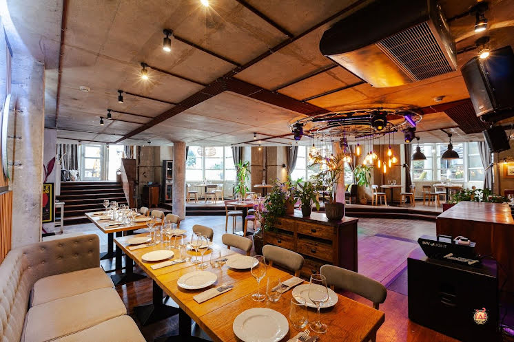 Зал на 1 этаже в «Food Embassy» фотография №3