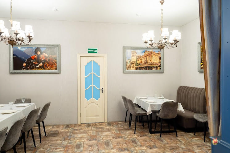 Основной зал в «Иверия на Комарова» фотография №8