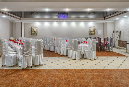 Белый зал   в Белый зал  