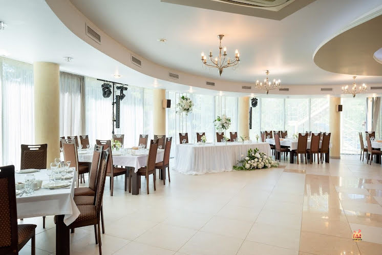 Бежевый зал  в «Ёлочка» фотография №2