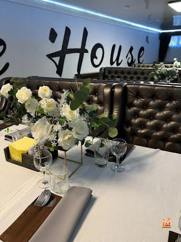 Основной зал в «Village House» фотография №16