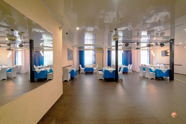 Основной зал в «Роял-кафе» фотография №2