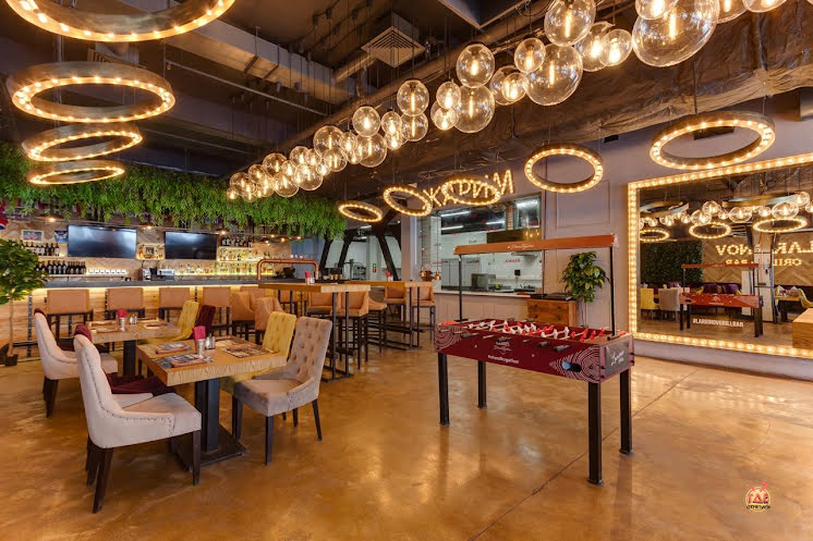Основной зал в «Larionov grill&bar в г. Московский» фотография №2