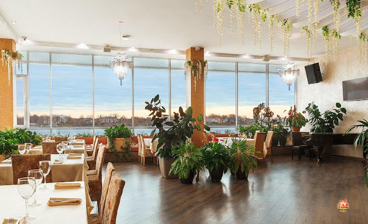 Зал ресторана «Volga-Волга» в «Волга & Ванильное небо» фотография №1