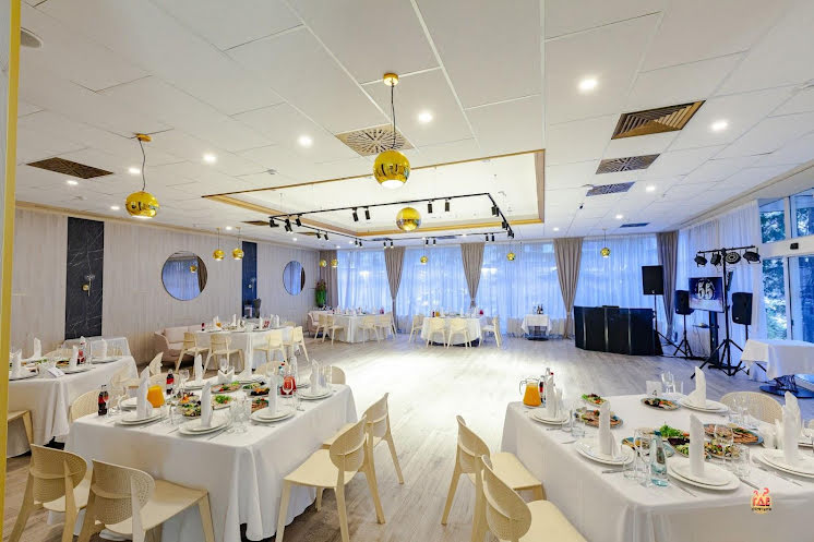 Зал ресторана в «Истра Гарден» фотография №17