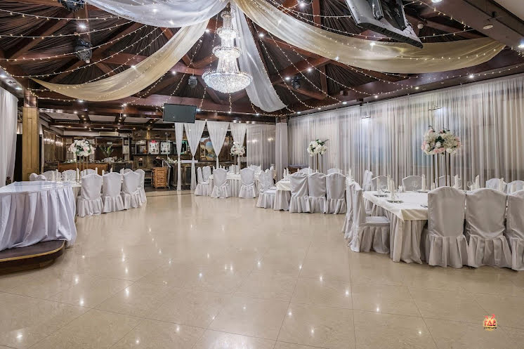 Большой зал в «Люкс» фотография №6