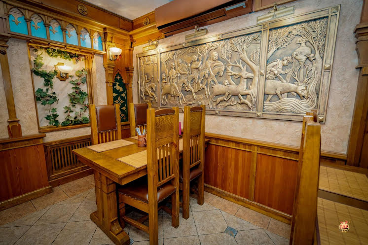 Зал ресторана  в «Готика на Ангарской» фотография №18