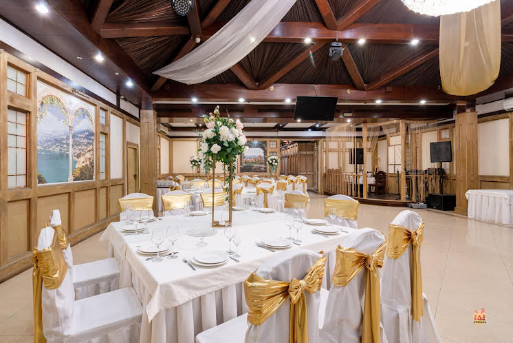 Большой зал в «Люкс» фотография №11