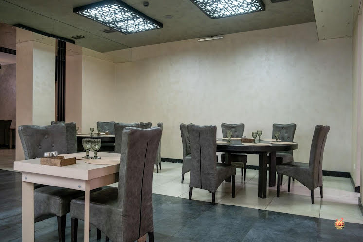 Основной зал в «Курица или Рыба» фотография №13