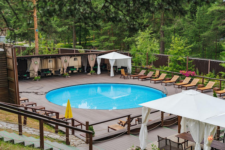 LOUNGE-ЗОНА у открытого бассейна  в «Старая Мельница» фотография №2