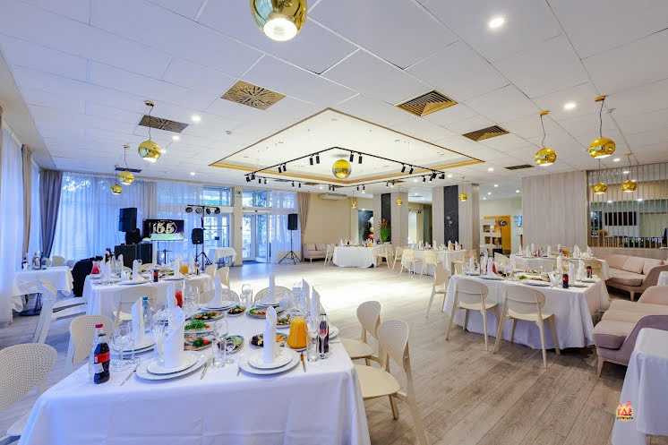 Зал ресторана в «Истра Гарден» фотография №8