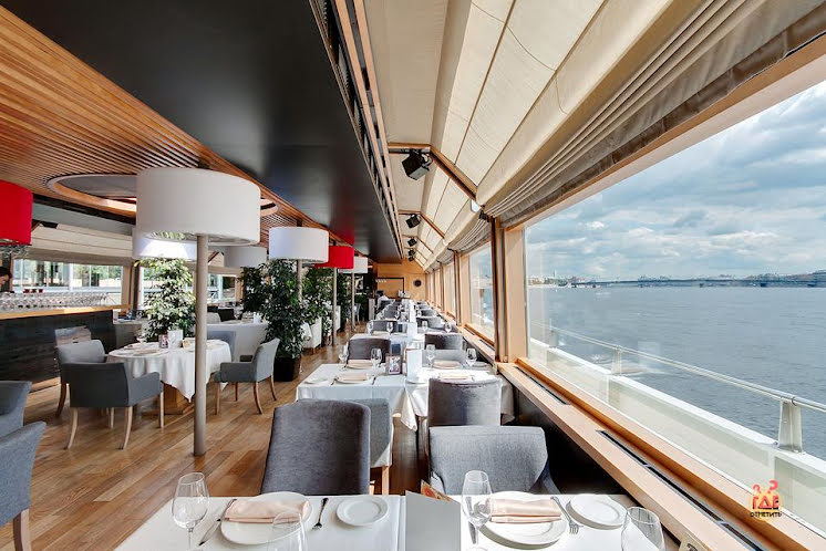 Застекленная палуба  в «Ресторан-теплоход "Volga-Volga"» фотография №9