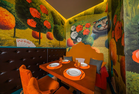 Зал «Алиса в стране чудес»  в Зал «Юпитер»