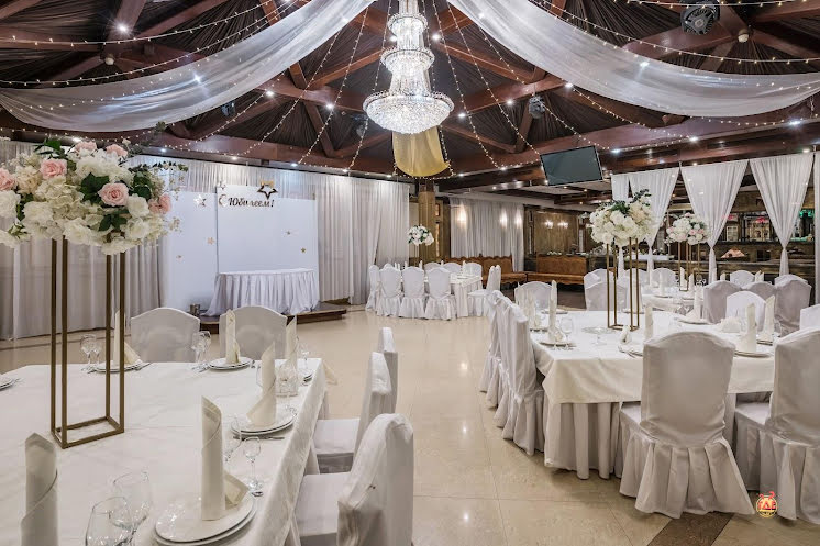 Большой зал в «Люкс» фотография №3