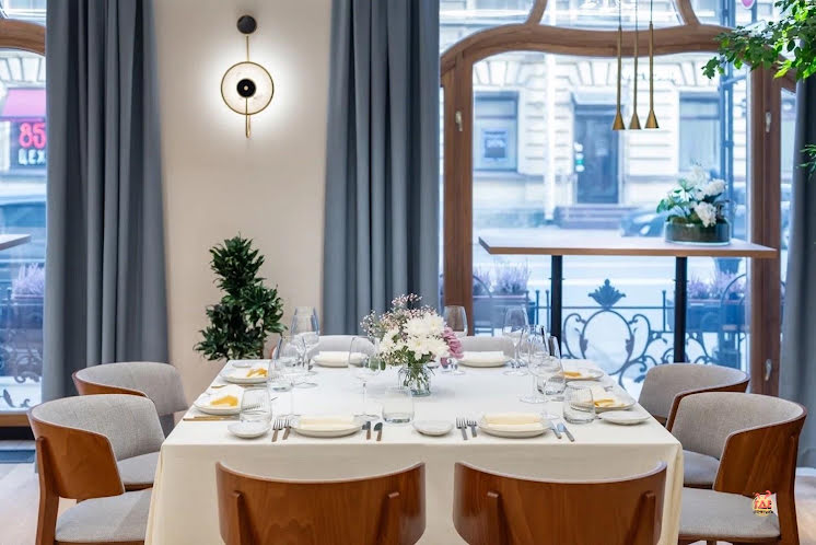 Основной зал  в «BISTROT 44» фотография №1