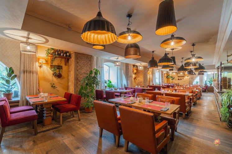 Основной зал второго этажа в «Хочу Харчо» фотография №7