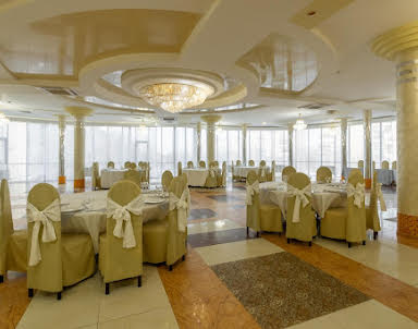  ресторан У Озера ​на Героев Космоса