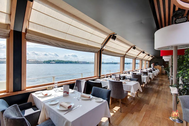 Застекленная палуба  в «Ресторан-теплоход "Volga-Volga"» фотография №14