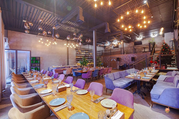 Основной зал в «Вино и Хинкали» фотография №9