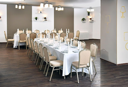 Зал на 100 человек  в Зал на 50 человек 