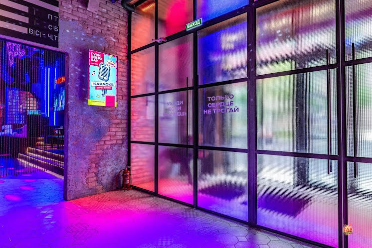 Зал ресторана  в «Руки ВВерх! Бар Автозаводская» фотография №7