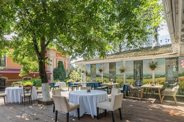 Крытая галерея и цветущий сад в «Поляна» фотография №17