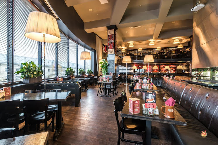 Основной зал в «КОЛБАСОФФ на Маршала Бирюзова» фотография №2