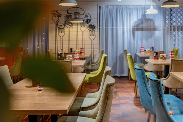 Зал на 1 этаже в «По чесноку на Академика Королева» фотография №7