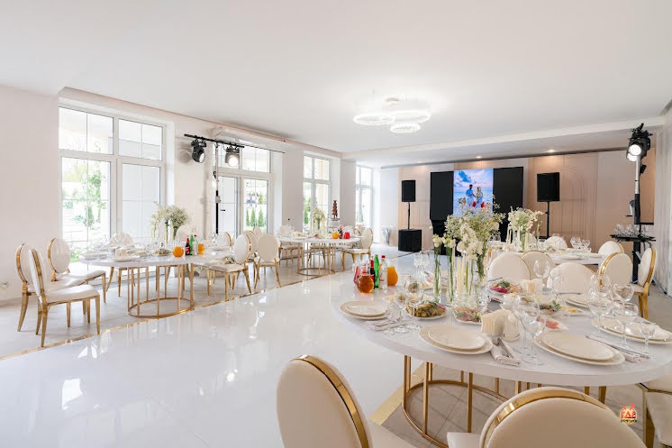 Малый зал с панорамными окнами с видом на сад в «Villa Barvikha 135» фотография №1