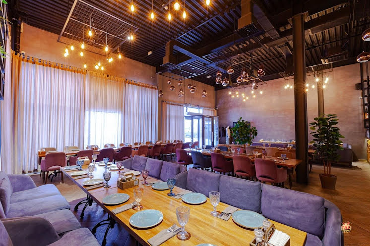 Основной зал в «Вино и Хинкали» фотография №8