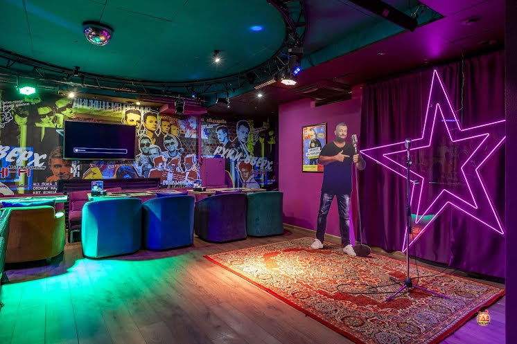 Большой караоке зал в «Руки ВВерх! Бар Строгино» фотография №3