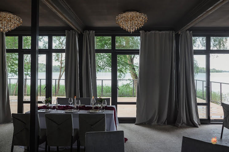 Панорамный зал с террасой на воде в «Берег Желаний» фотография №2