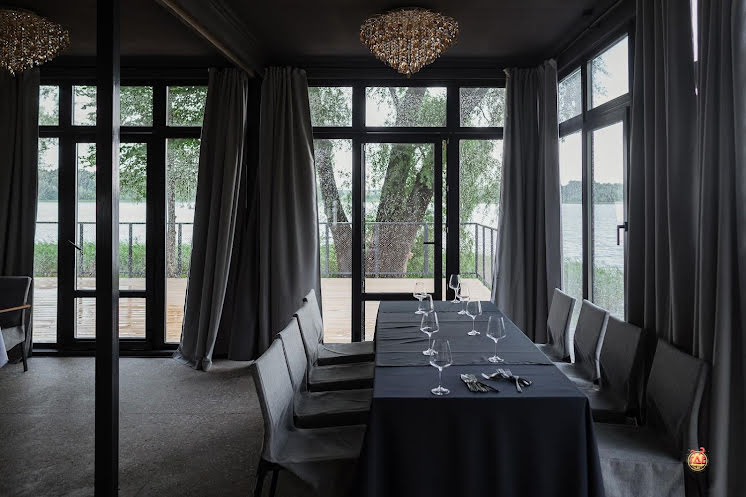 Панорамный зал с террасой на воде в «Берег Желаний» фотография №6