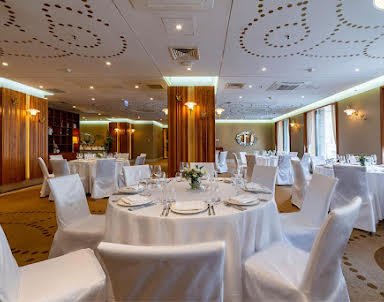  ресторан Crown Hotel