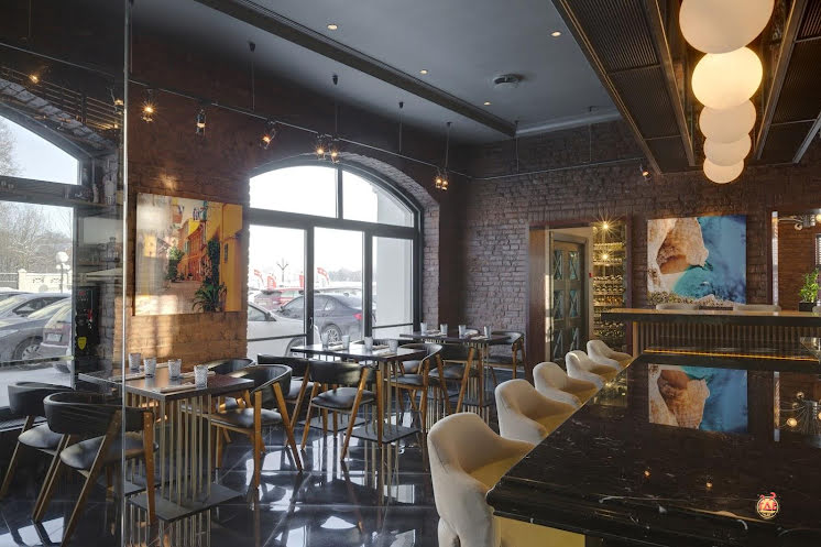 Зал с открытой кухней и баром в «Рыба моей мечты» фотография №1