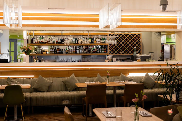 Основной зал в «BONA CAPONA на Комендантском» фотография №1