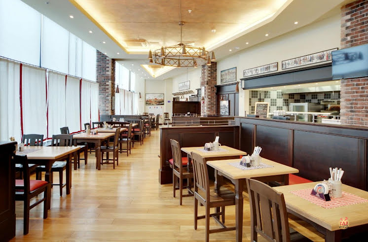 Зал ресторана BRAUPLATZ в «Cosmos Yaroslavl Hotel» фотография №1