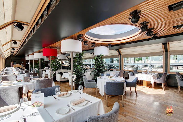 Застекленная палуба  в «Ресторан-теплоход "Volga-Volga"» фотография №6