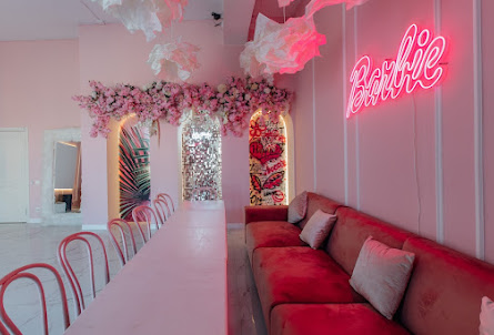 Зал "Барби" в Зал "Рокстар"