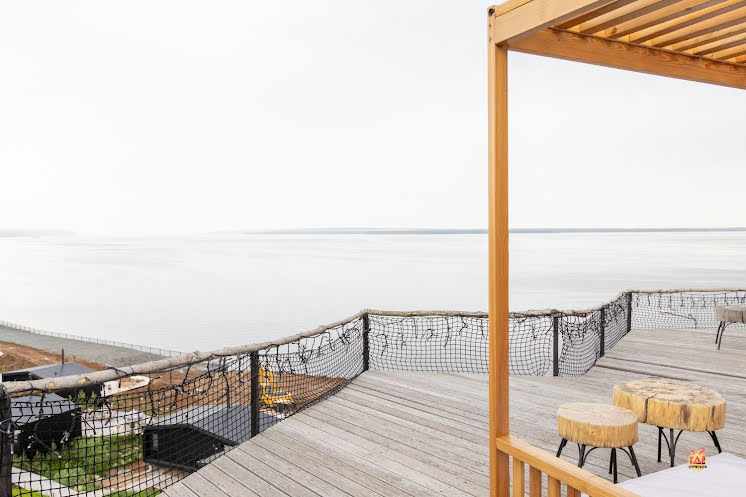 Локация в общей зоне возле бассейна в «THE Камский» фотография №2