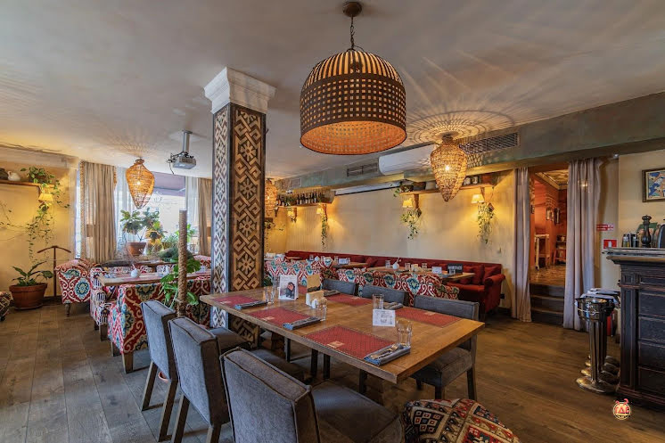 Основной зал первого этажа в «Хочу Харчо» фотография №12