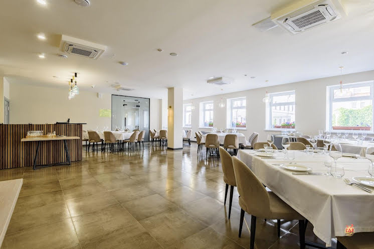 Основной зал  в «Divine на Карла Маркса» фотография №16