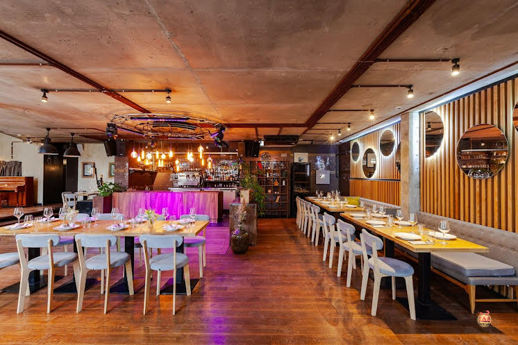 Зал на 1 этаже в «Food Embassy» фотография №2