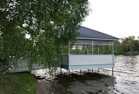 Беседка на воде в Коричневая беседка 