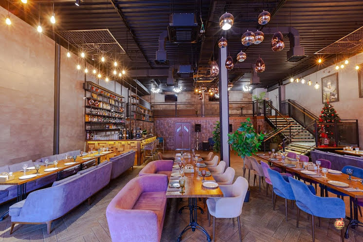 Основной зал в «Вино и Хинкали» фотография №10