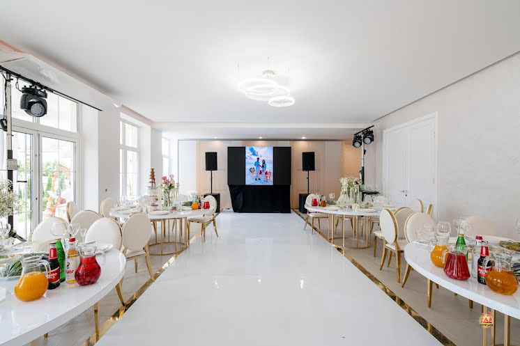 Малый зал с панорамными окнами с видом на сад в «Villa Barvikha 135» фотография №8