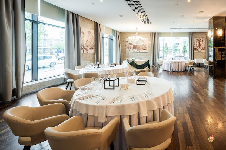 Ресторан PARIS в «DoubleTree by Hilton Novosibirsk» фотография №4