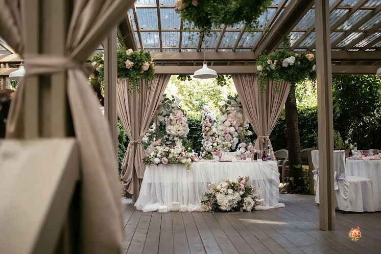 Шатер в саду в «Времена года в Парке Горького» фотография №3